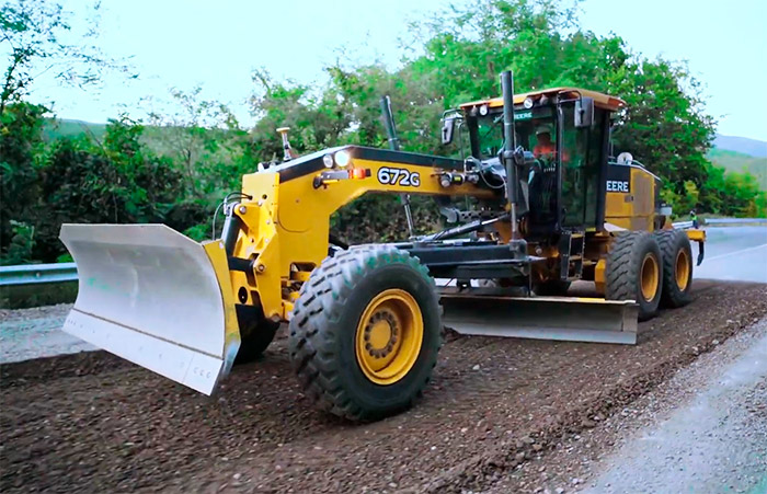 Грейдер John Deere 672G с 3D-нивелированием